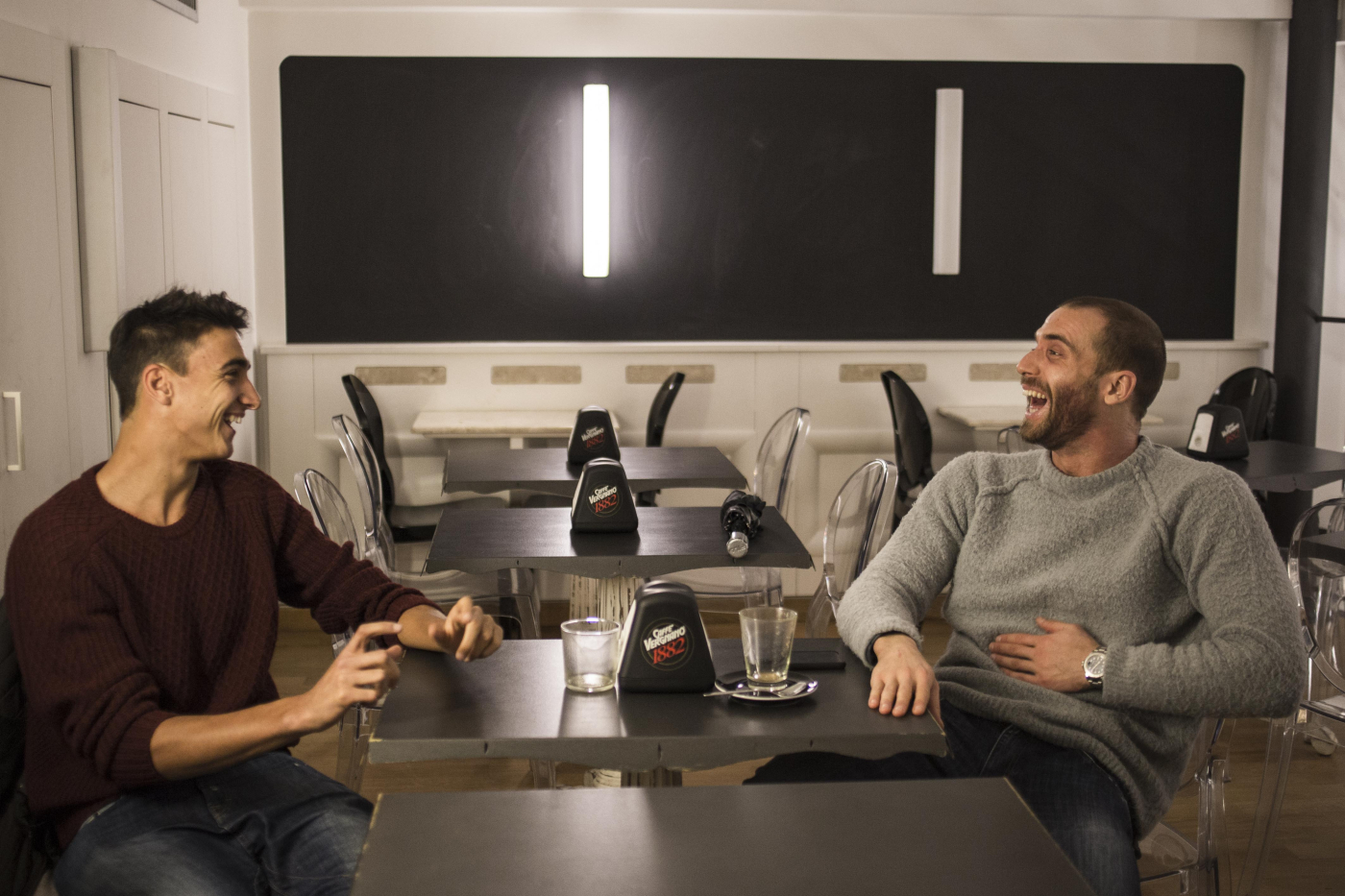 “Abbiamo perso la sacralità dell’incontro”: cos’è la Bussola, il rituale di tendenza che invita a trascorrere un weekend con un amico per parlare di paure, fallimenti e scelte di vita