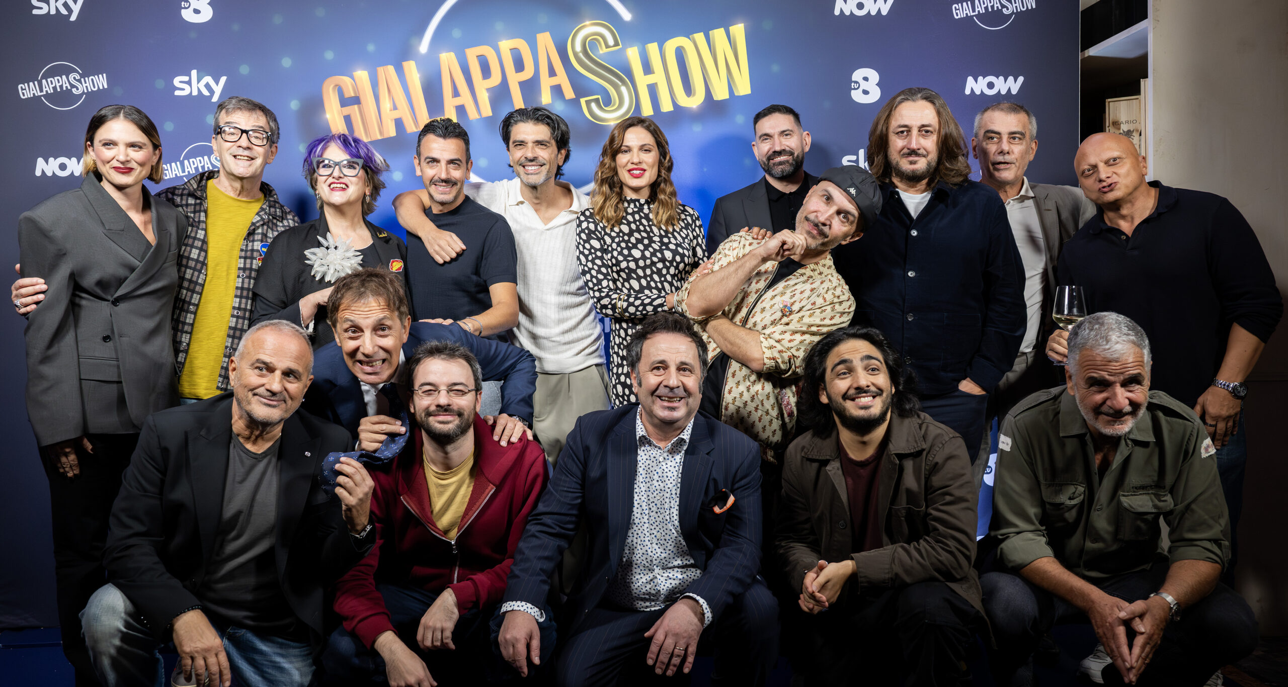 “Quello strono di Max Angioni lo volevamo da tre anni, ma aveva il contratto Mediaset. Si è proposto, quando non lo volevamo più”: l’ironia della Gialappa’s Band. Tra le novità Federica Sciarelli in pensione e Emma contro gli haters