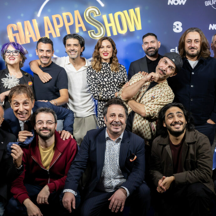 “Quello stron**o di Max Angioni lo volevamo da tre anni, ma aveva il contratto Mediaset. Si è proposto, quando non lo volevamo più”: l’ironia della Gialappa’s Band. Tra le novità Federica Sciarelli in pensione e Emma contro gli haters