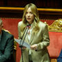 Copertina di Meloni in Senato: “Scelta di Trump sul gasolio è molto rischiosa”. E attacca le opposizioni: “Da voi solo insulti, non sapete cosa proporre”