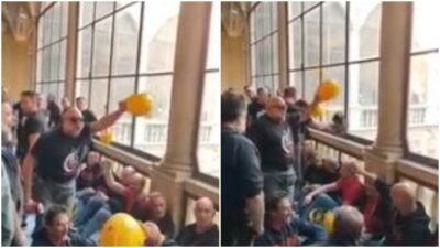 Copertina di Ilva, gli operai di Genova occupano la Prefettura: la “protesta dei caschi” al grido di “non si chiude”