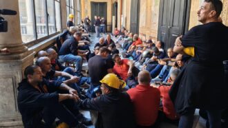 Copertina di Ilva, gli operai di Genova occupano per ore la prefettura. Poi la liberano in attesa di garanzie