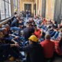 Copertina di Ilva, gli operai di Genova occupano la Prefettura: “Senza risposte, dormiremo qui” | Il video