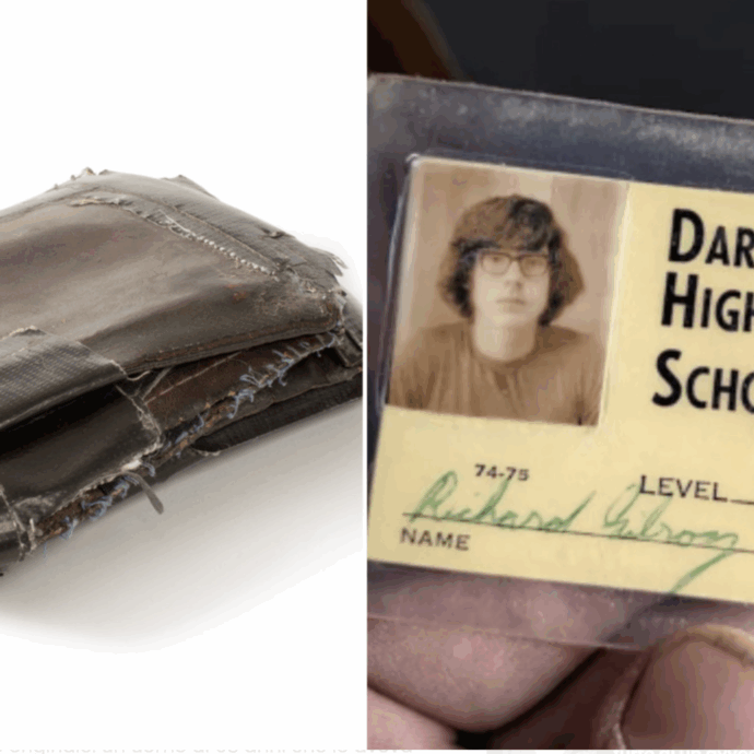 Durante i lavori in casa scoprono un portafoglio rimasto nascosto per 51 anni sotto le assi del pavimento: la foto di un vecchio tesserino scolastico su Facebook svela a chi appartiene