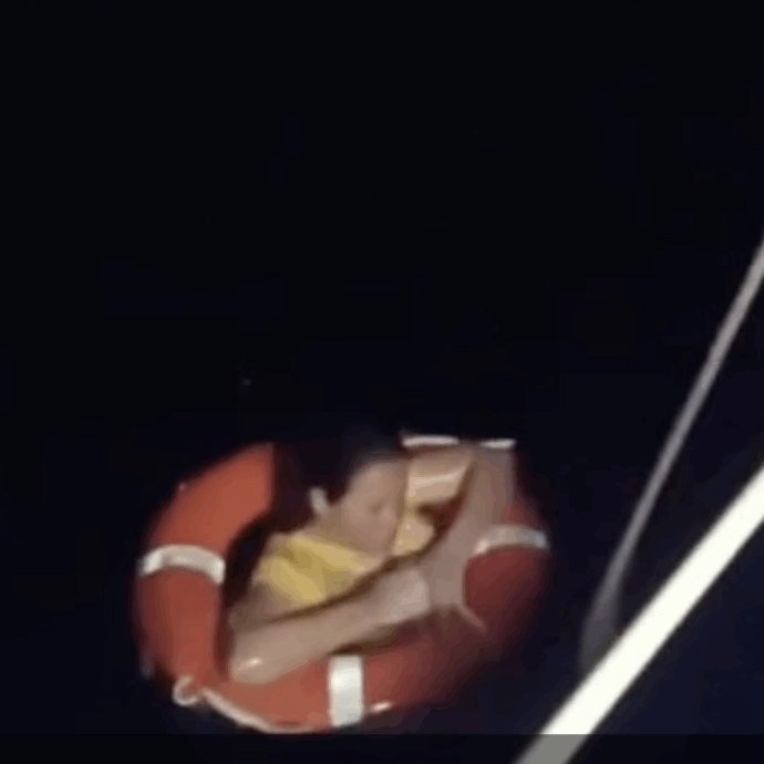 “Si è lanciata giù dalla nave perché voleva sbarcare”: passeggera cade dalla nave da crociera e sopravvive per oltre 20 ore in mare aperto: l’incredibile salvataggio grazie alla luce del salvagente