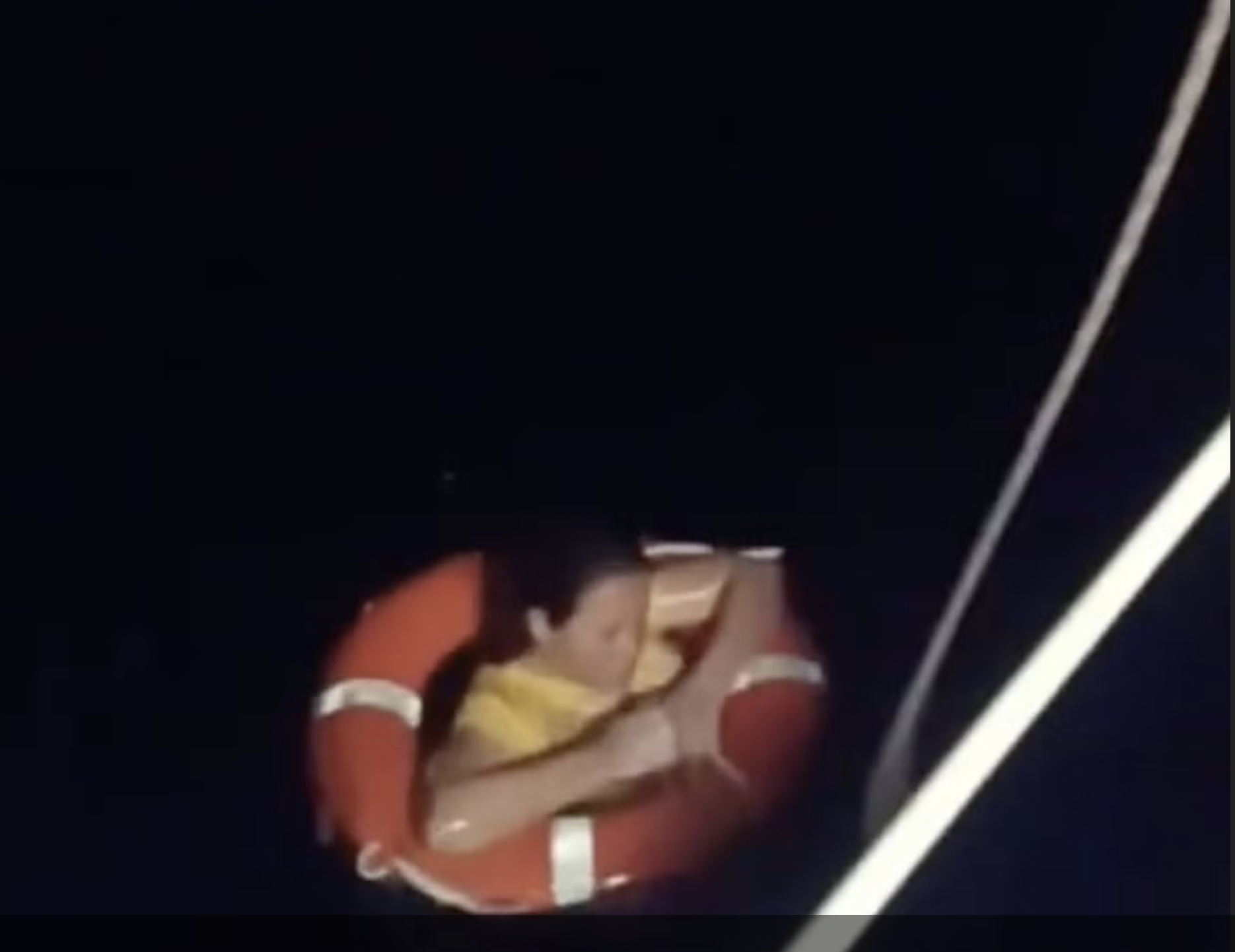 “Si è lanciata giù dalla nave perché voleva sbarcare”: passeggera cade dalla nave da crociera e sopravvive per oltre 20 ore in mare aperto: l’incredibile salvataggio grazie alla luce del salvagente