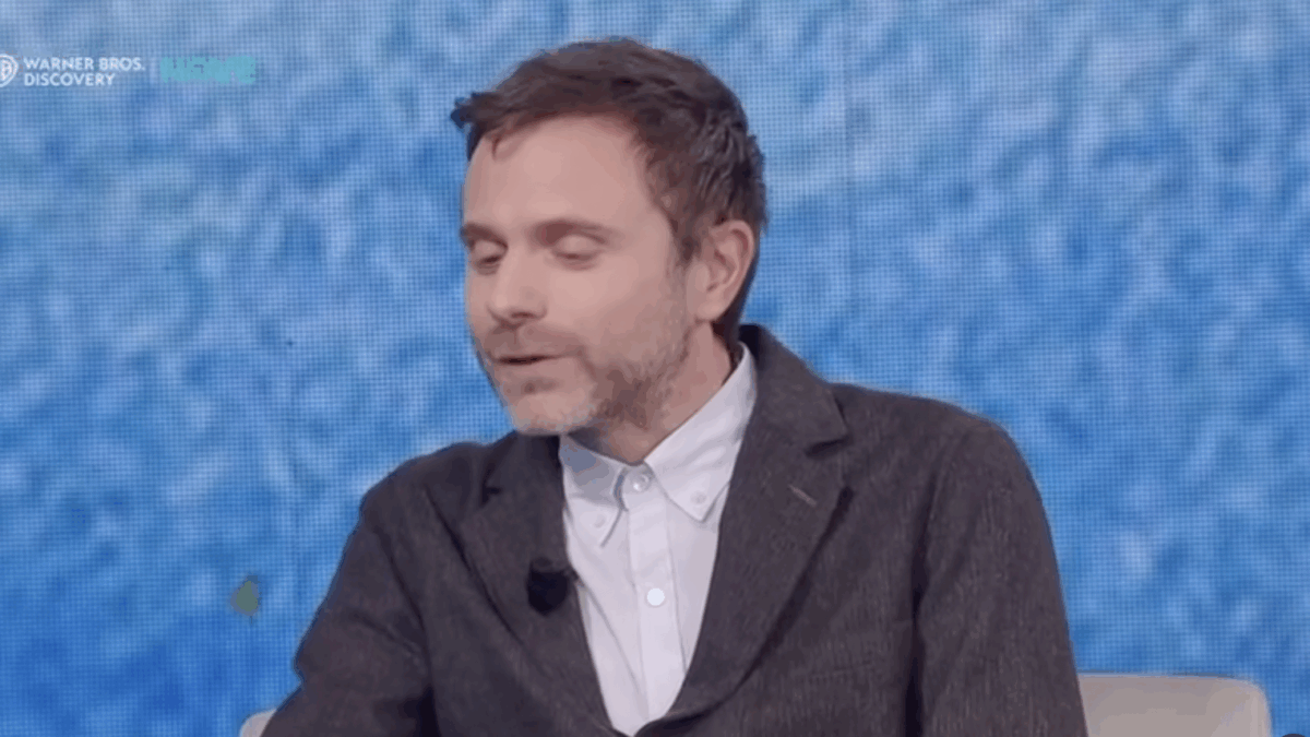 “Ho disconnesso da internet il computer, consegnerò il mio romanzo su una chiavetta. Ora che c’è l’AI, non si può stare in pace con il pensiero che un’entità ti sorvegli in tutto”: così Paolo Giordano