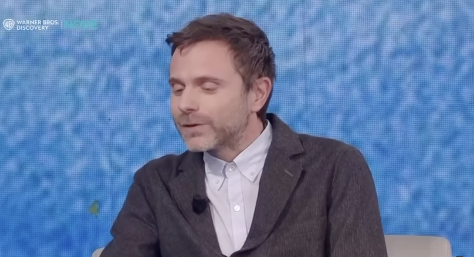 “Ho disconnesso da internet il computer, consegnerò il mio romanzo su una chiavetta. Ora che c’è l’AI, non si può stare in pace con il pensiero che un’entità ti sorvegli in tutto”: così Paolo Giordano