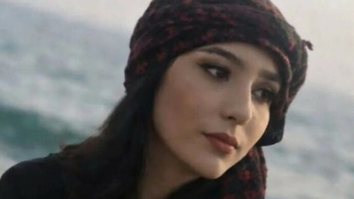 Iran, la storia di Najmeh Amini: studentessa condannata a morte per blasfemia dopo un post sui social. Le ong: “Annullate la sentenza”