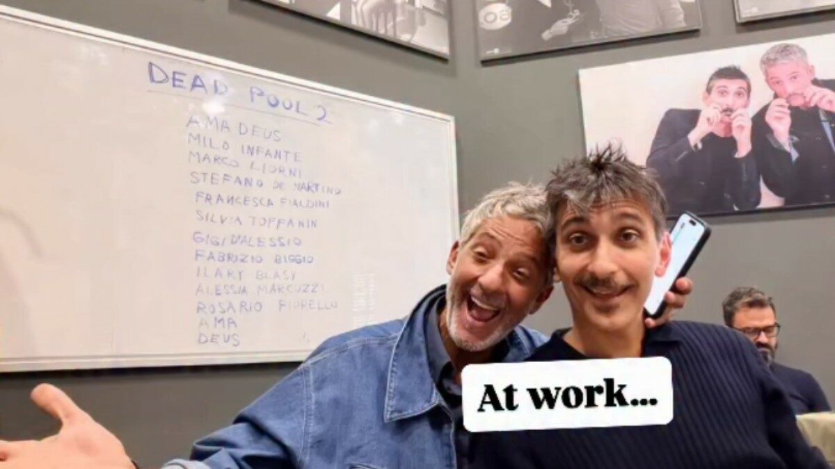Fiorello e Biggio in redazione e l’ironia sul “toto-morti”: il cartello appeso alle loro spalle con tanti nomi dello spettacolo. Il primo? Amadeus