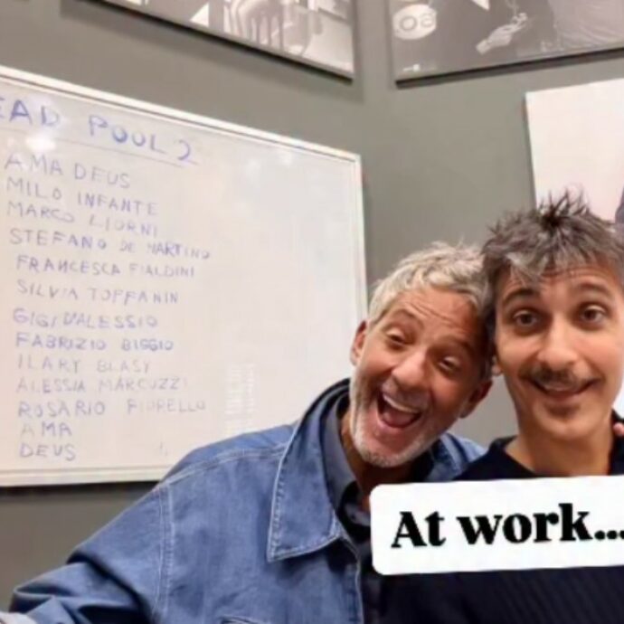 Fiorello e Biggio in redazione e l’ironia sul “toto-morti”: il cartello appeso alle loro spalle con tanti nomi dello spettacolo. Il primo? Amadeus