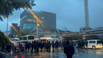 Turchia, il bavaglio scatta in diretta: blitz della polizia nella sede di Halk Tv per chiudere la principale emittente anti-Erdogan