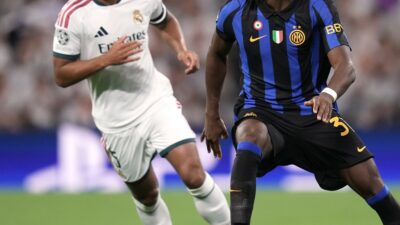 Copertina di Sempre più care per i tifosi, ma chi le produce guadagna meno di una sterlina all’ora: il business delle maglie da calcio
