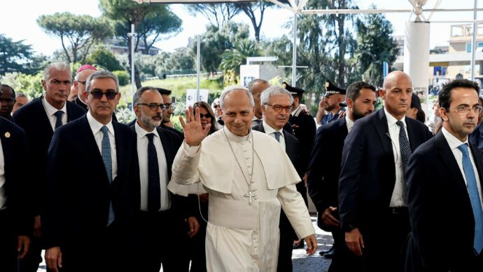 Papa Leone si è alzato ed “è di buon umore”