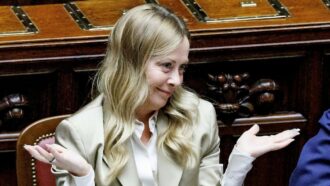 Copertina di Meloni non darà gli stipendi arretrati ai magistrati: “Non posso firmare”. La replica: “Faremo valere i nostri diritti”