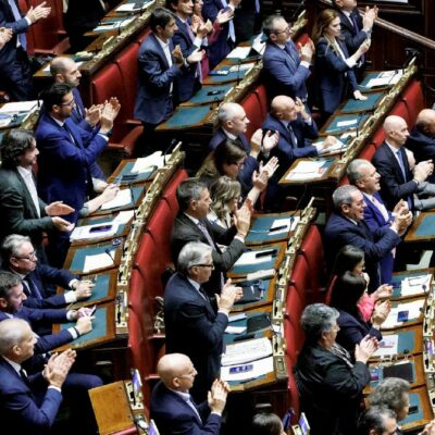 Copertina di Applausi alla premier, la destra dem va dritta allo scontro: "Giorgia ha ragione sull’Ucraina"