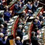 Copertina di Applausi alla premier, la destra dem va dritta allo scontro: “Giorgia ha ragione sull’Ucraina”