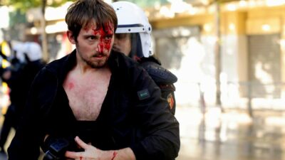 Copertina di Tirana a ferro e fuoco: assalti ai ministeri, polizia scatenata