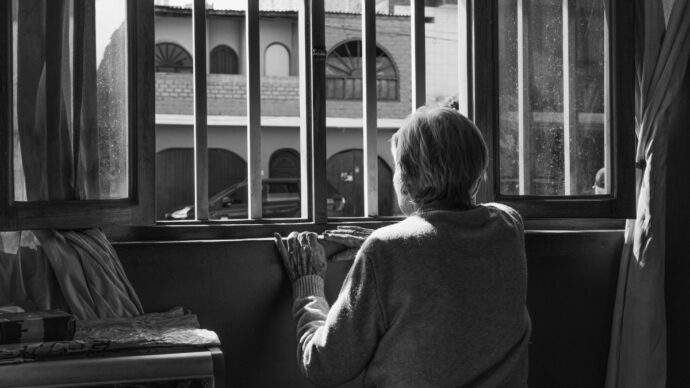 Regala la casa al figlio e poi lo perseguita: minacce alla nuora e pedinamenti, chiesti 9 mesi per stalking e diffamazione