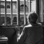 Copertina di Regala la casa al figlio e poi lo perseguita: minacce alla nuora e pedinamenti, chiesti 9 mesi per stalking e diffamazione