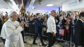 Papa Leone, notte tranquilla dopo la rimozione di un tumore maligno al polmone: intervento riuscito