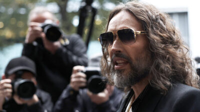 Copertina di “Spietato e calcolatore con un enorme desiderio e appetito sessuale”: le accuse durissime in tribunale a Russell Brand. L’attore è imputato di tre stupri, tre violenze sessuali e atti osceni