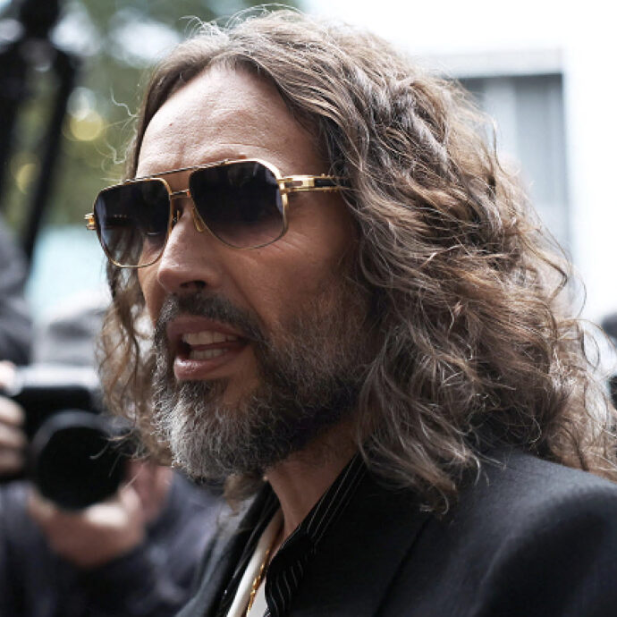“Spietato e calcolatore con un enorme desiderio e appetito sessuale”: le accuse durissime in tribunale a Russell Brand. L’attore è imputato di tre stupri, tre violenze sessuali e atti osceni