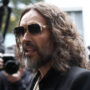 Copertina di “Spietato e calcolatore con un enorme desiderio e appetito sessuale”: le accuse durissime in tribunale a Russell Brand 