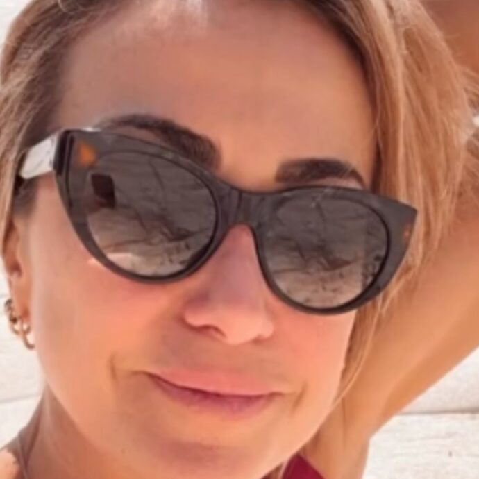 “Sono andata in crisi durante l’adolescenza di mia figlia. Mi credevo la mamma perfetta, invece mi sono scontrata con chiusure e ribellione. Tornare a condurre un TG? Non potrei mai parlare di Garlasco o di guerre”: Francesca Senette si racconta