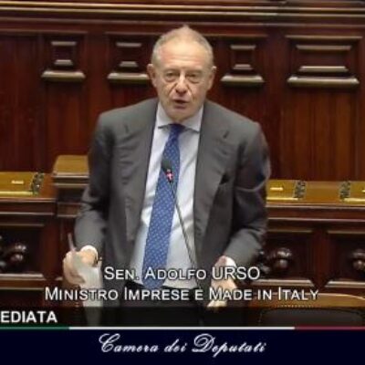 Copertina di Crisi dell’auto, la surreale teoria di Urso: “I cinesi non investono qui perché Stellantis non ha chiuso le fabbriche”