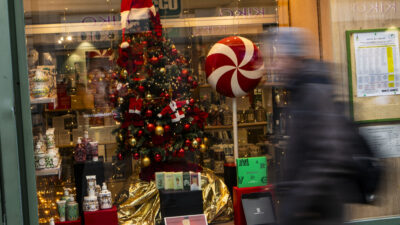 Copertina di Ma come, è già Natale? Dai calendari dell’Avvento venduti a settembre alle canzoni natalizie ascoltate a ottobre: perché il marketing ci sta rubando l’autunno e cos’è il Christmas Creep