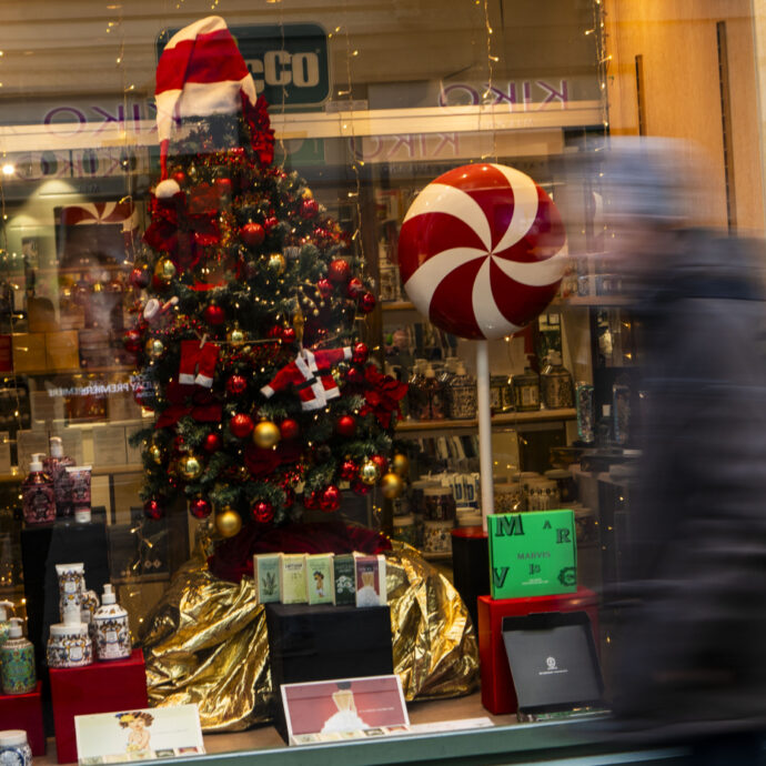 Ma come, è già Natale? Dai calendari dell’Avvento venduti a settembre alle canzoni natalizie ascoltate a ottobre: perché il marketing ci sta rubando l’autunno e cos’è il Christmas Creep
