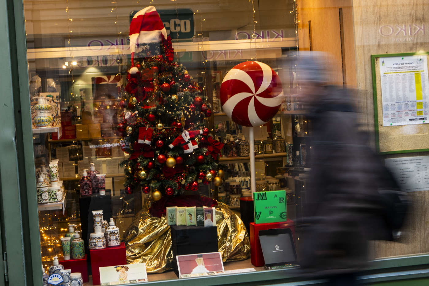 Ma come, è già Natale? Dai calendari dell’Avvento venduti a settembre alle canzoni natalizie ascoltate a ottobre: perché il marketing ci sta rubando l’autunno e cos’è il Christmas Creep