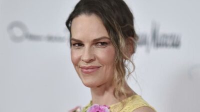 Copertina di “Questo nuovo progetto uscirà a dicembre”: Hilary Swank rivela di aspettare il terzo figlio a 52 anni. L’annuncio dell’attrice con un video a figure stilizzate luminose