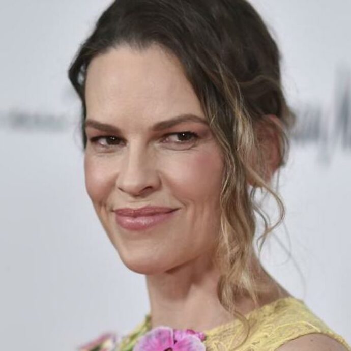 “Questo nuovo progetto uscirà a dicembre”: Hilary Swank rivela di aspettare il terzo figlio a 52 anni. L’annuncio dell’attrice con un video a figure stilizzate luminose
