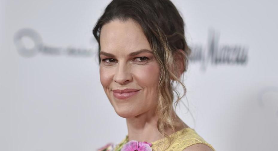 questo nuovo progetto uscir224 a dicembre hilary swank rivela di aspettare il terzo figlio a 52 anni l8217annuncio dell8217attrice con un video a figure stilizzate luminose da Ilfattoquotidiano.it questo nuovo progetto uscir224 a dicembre hilary swank rivela di aspettare il terzo figlio a 52 anni l8217annuncio dell8217attrice con un video a figure stilizzate luminose