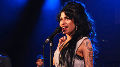 Copertina di “Morire senza aver lasciato il segno è la mia paura più grande. La mia foto con una sostanza bianca nel naso? Palesemente falsa. Papà si arrabbiò”: Amy Winehouse inedita 19 anni dopo