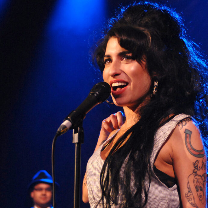 “Morire senza aver lasciato il segno è la mia paura più grande. La mia foto con una sostanza bianca nel naso? Palesemente falsa. Papà si arrabbiò”: Amy Winehouse inedita 19 anni dopo