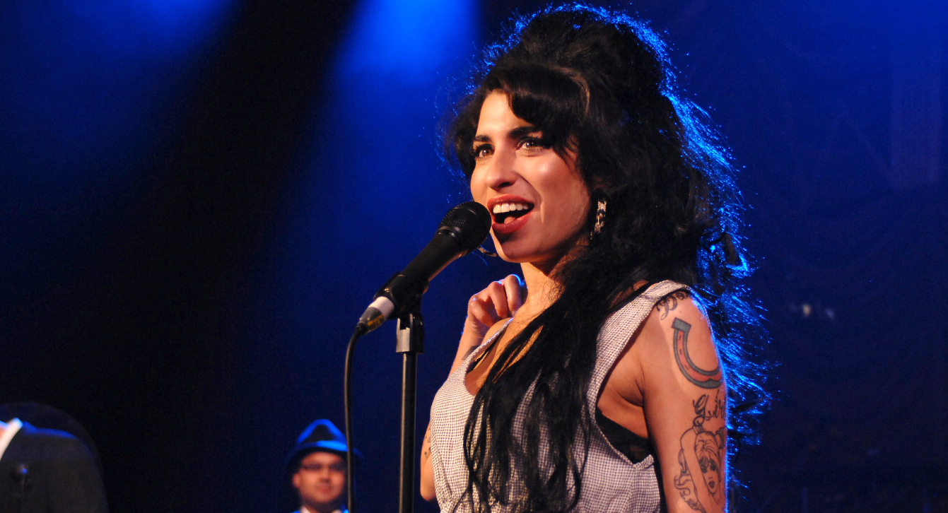 “Morire senza aver lasciato il segno è la mia paura più grande. La mia foto con una sostanza bianca nel naso? Palesemente falsa. Papà si arrabbiò”: Amy Winehouse inedita 19 anni dopo