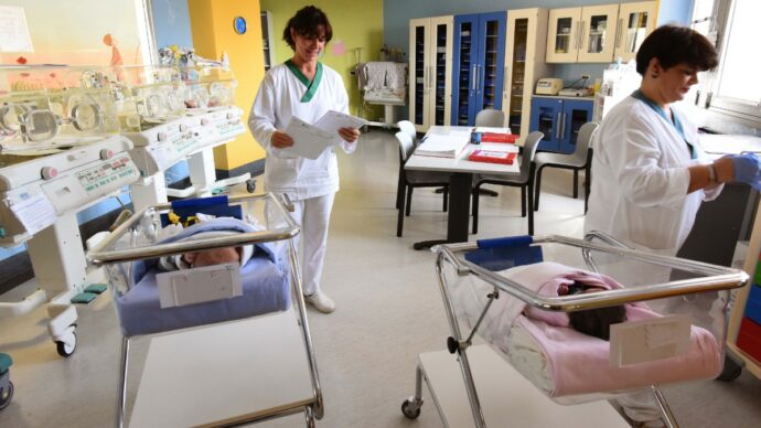 Screening neonatali a due velocità, la Puglia è già oltre i nuovi Lea: test su oltre 500 malattie contro le 58 garantite a livello nazionale