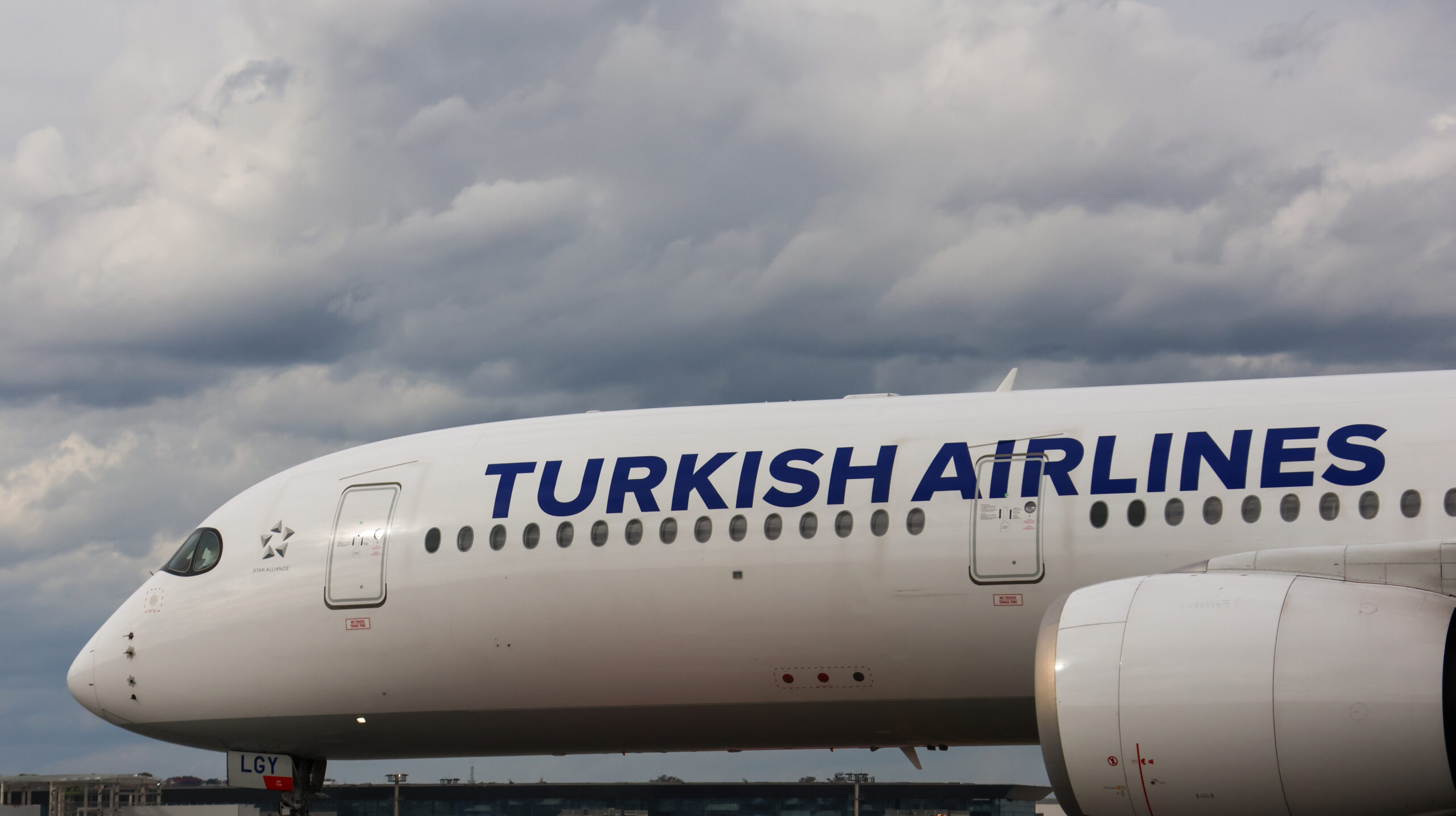 “Stiamo finendo il carburante, abbiamo i serbatoi a secco”: a Istanbul tirano raffiche di vento a 85 km/h, aereo Turkish Airlines fallisce due atterraggi e lancia l’allarme con il codice “Squawk 7700”
