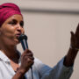 Copertina di Wall Street Journal: “Trump vuole revocare la cittadinanza a Ilhan Omar ed espellerla dagli Stati Uniti”