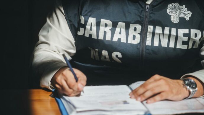“Vorrei l’orsacchiotto con gli occhiali”, anabolizzanti e droga nascosti nei peluche: sequestrate oltre 400mila dosi e 16 indagati