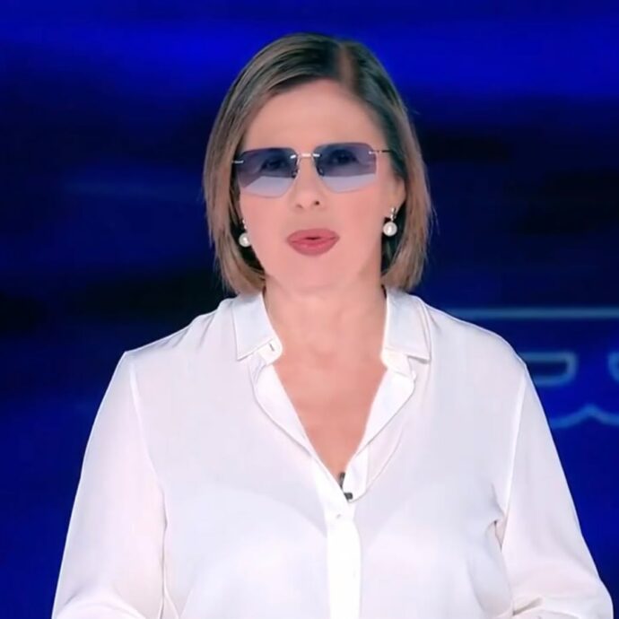 “Ora ho fatto l’intervento nell’altro occhio: mi dovrete sopportare con questi occhiali scuri”: così Bianca Berlinguer a “È sempre Cartabianca”