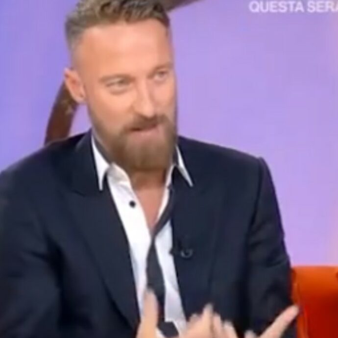 “L’uomo ama l’agonismo del padel, mentre la donna che va a giocare a padel, in qualche modo, secondo me è un po’ più alla ricerca…”, “Hai detto una castroneria sessista”: scontro tra Facchinetti e Balivo a La Volta Buona