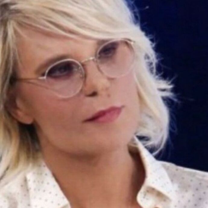 “Maria De Filippi cambia numero di telefono continuamente e quando chiama con l’ultimo non lo riconosco, così è molto probabile che non le risponda. Le voglio molto bene ma…”: il racconto di Luciana Littizzetto