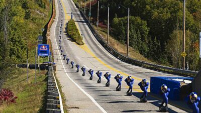 Copertina di In piedi su uno skateboard a oltre 150 km/h: il video del nuovo record del mondo di Diego Poncelet