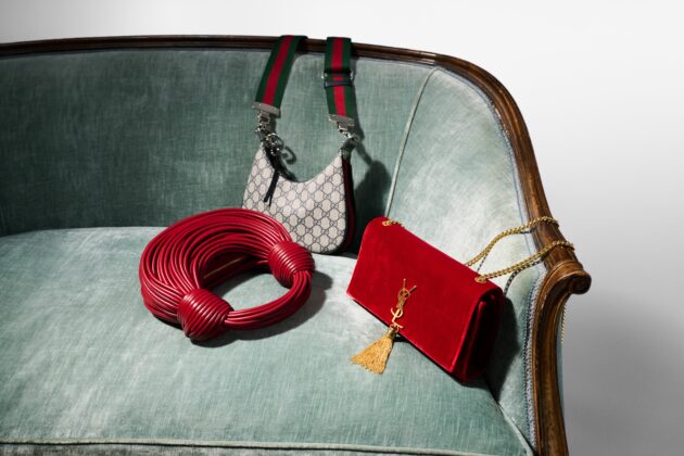 Come riconoscere una borsa di lusso falsa da una originale quando compriamo online? Siamo entrati nel centro eBay dove gli esperti smascherano i “superfake”: ecco cosa controllano