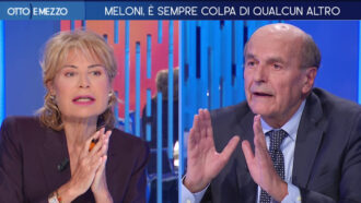 Copertina di Scintille tra Gruber e Bersani. “Meloni è forte, voi siete deboli”. “È falso che Conte o Schlein non governerebbero meglio di lei”