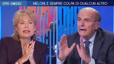 Copertina di Scintille tra Gruber e Bersani. “Meloni è forte, voi siete deboli”. “È falso che Conte o Schlein non governerebbero meglio di lei”